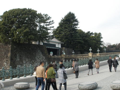 観光客でにぎわう皇居正門前（2017年3月）