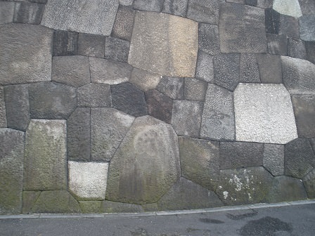 芸術的な渡櫓門の石垣