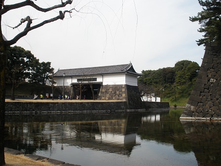 皇居正門の近くから見た渡櫓門