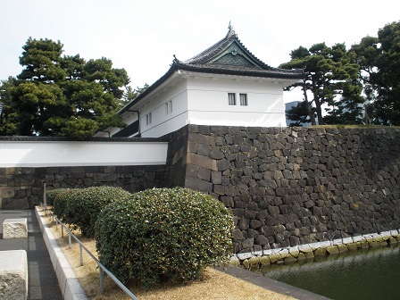 門の外側から見た渡櫓門