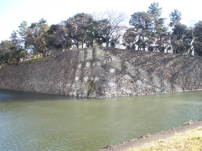Shimizu Moat seen from the earthen bridge in front of Shimizu-mon Gate (1)