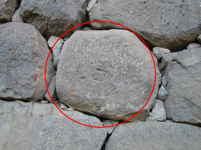 Stone mark on the stone wall of the inner gate seen from the steps (1)