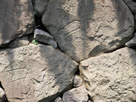 Stone mark of the Saeki Mori family carved into the wall (2)