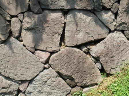 Stone mark of the Saeki Mori family carved into the wall (3)