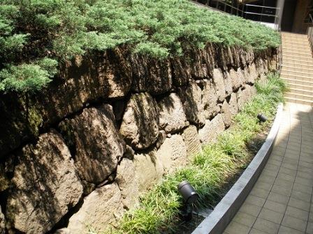 Overall view of the stone wall seen after going down the steps (2)