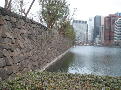 The stone wall and Babasaki moat.
