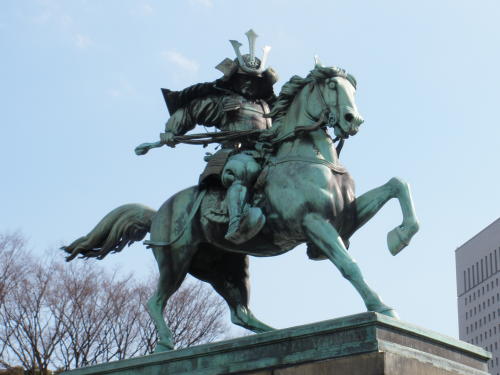 There is a Samurai statue.His name is Kusunoki Masashige.