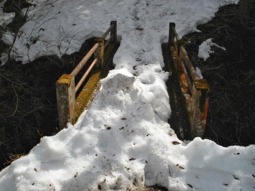 雪に埋もれる小さな橋