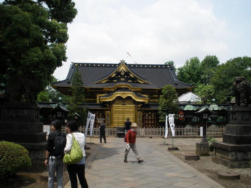 唐門とその前に並ぶ銅燈籠